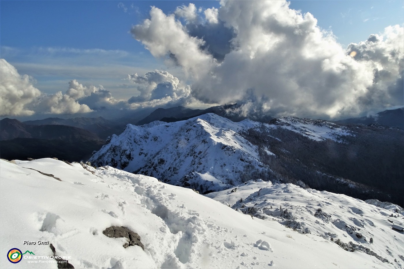 76 Seguo in discesa la traccia di salita in cresta.JPG